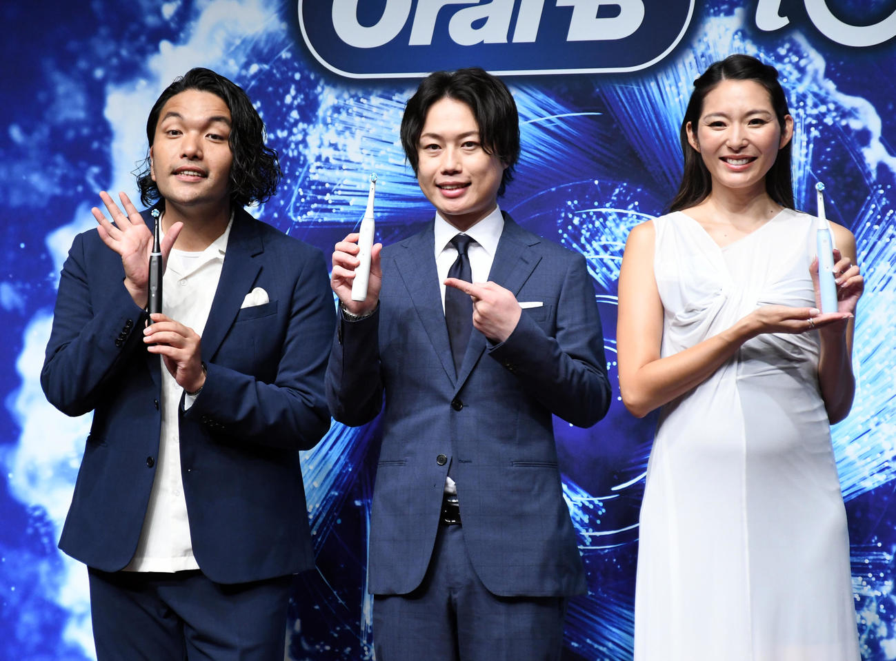 「オーラルB iO新モデル」発表会に出席した、左から見取り図の盛山晋太郎、リリー、福田萌子（撮影・大友陽平）