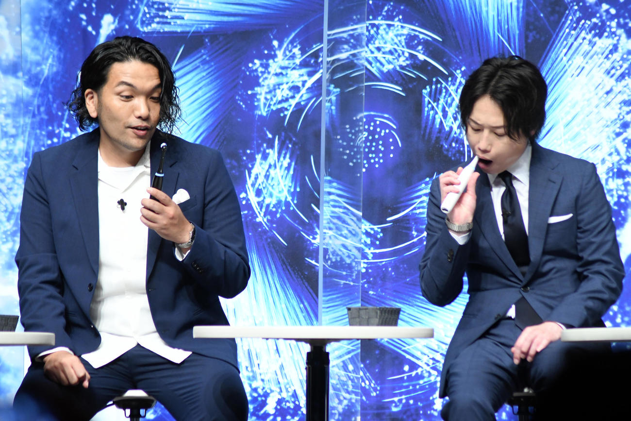 「オーラルB iO新モデル」発表会で新商品を試す見取り図の盛山晋太郎（左）とリリー（撮影・大友陽平）
