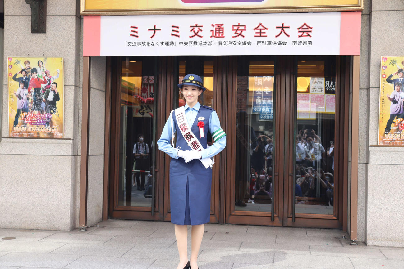 一日警察署長を務める紅ゆずる（撮影・波部俊之介）