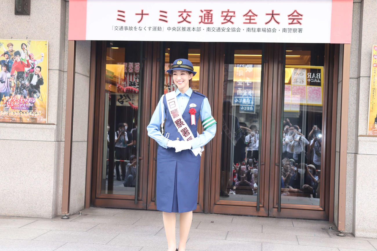 一日警察署長を務める紅ゆずる（撮影・波部俊之介）