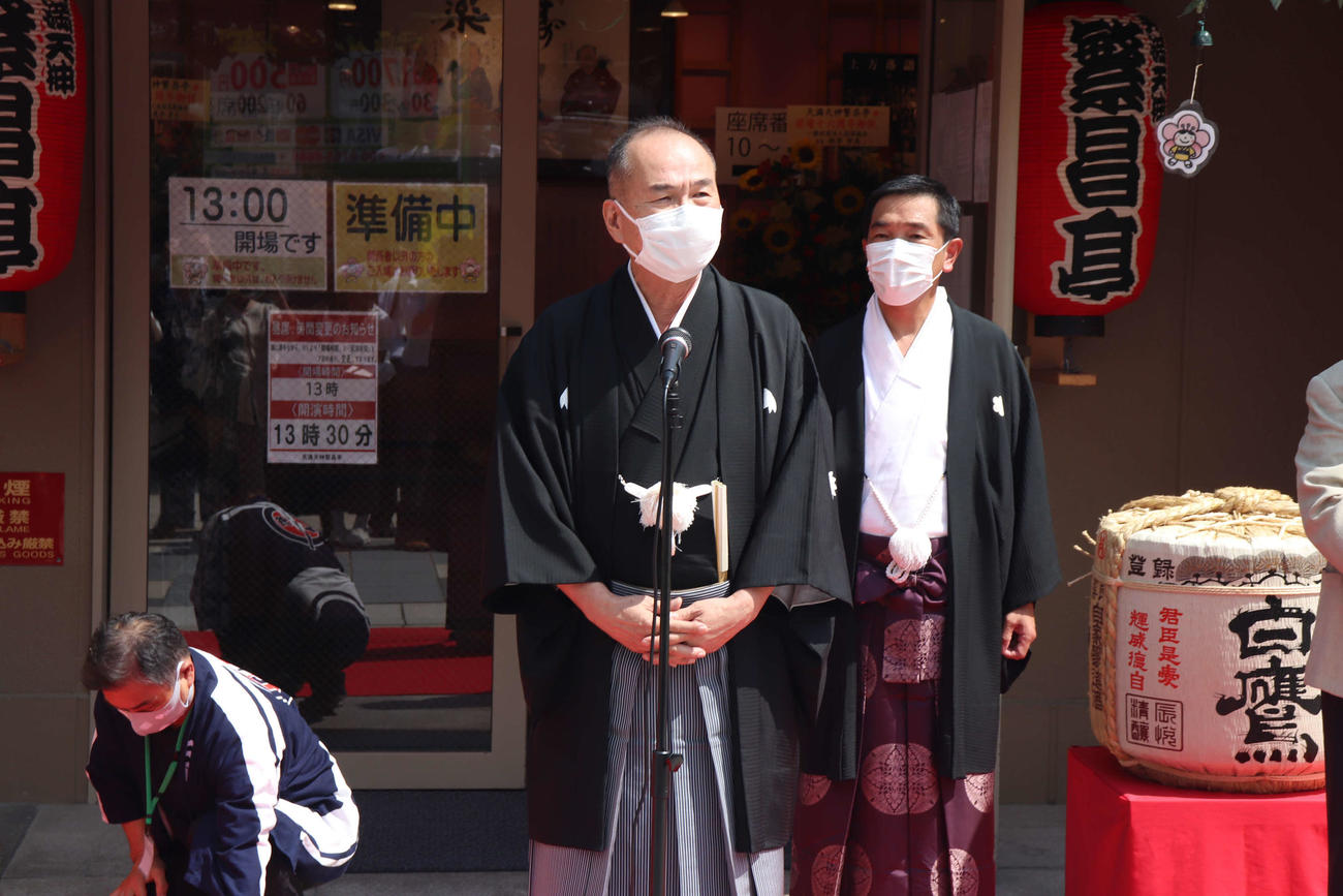 天満天神繁昌亭16周年記念式典に出席しあいさつする笑福亭仁智（撮影・波部俊之介）＝2022年9月15日、大阪市・天満天神繁昌亭