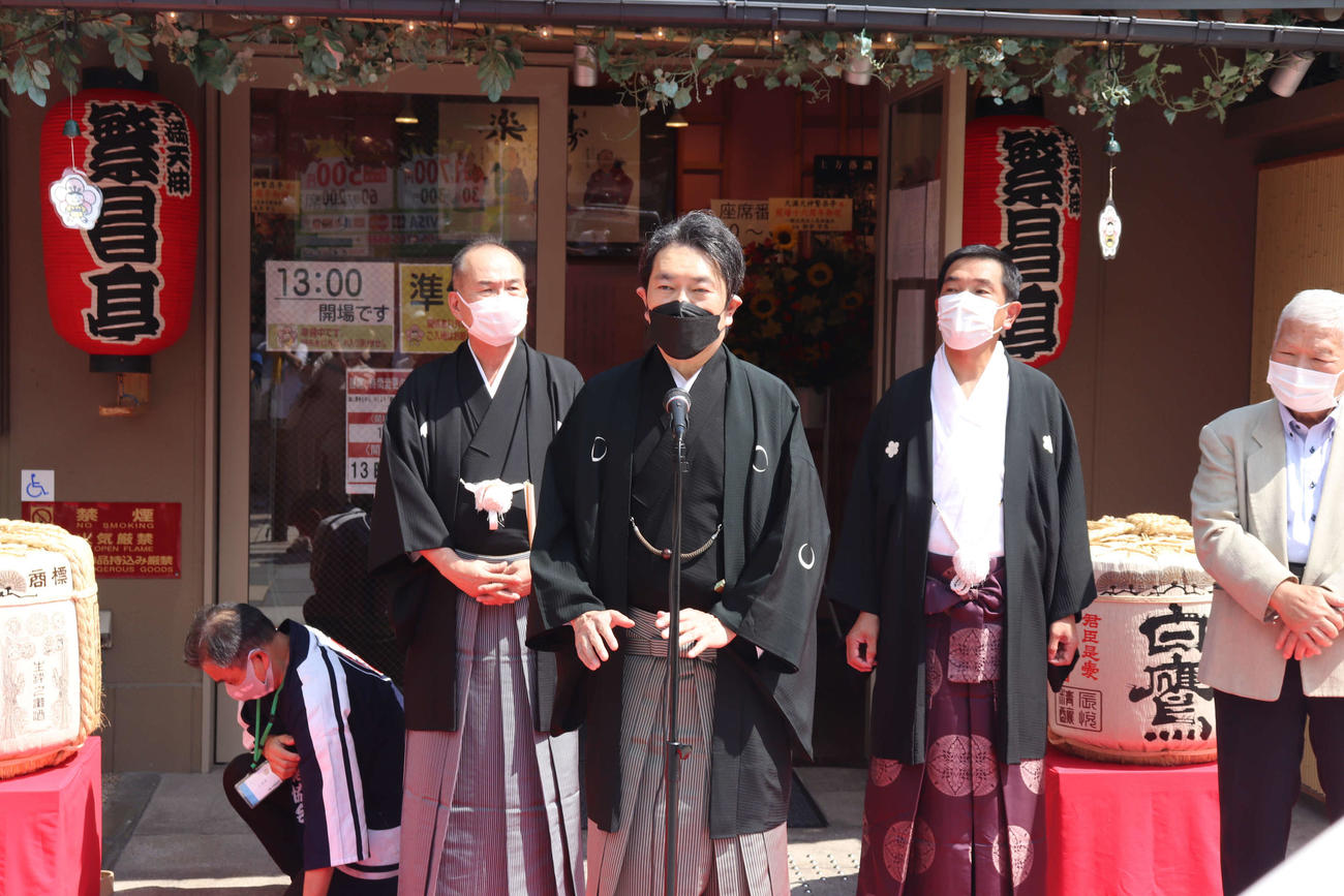 天満天神繁昌亭16周年記念式典に出席した月亭遊方。後方は左から笑福亭仁智、大阪天満宮・寺井種治宮司、上方落語支援の会・盛岡淑郎理事長（撮影・波部俊之介）＝2022年9月15日、大阪市・天満天神繁昌亭
