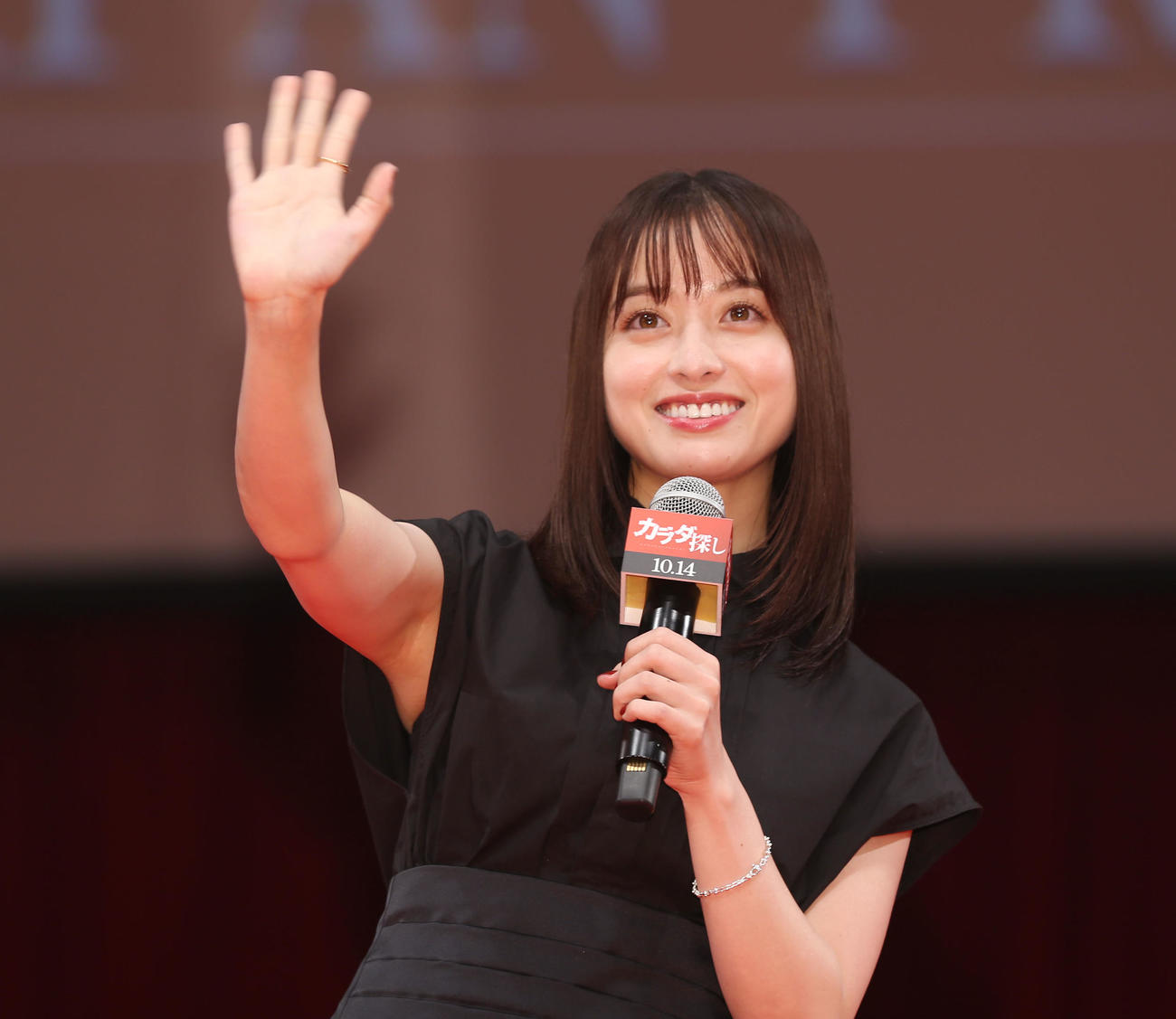 映画「カラダ探し」ジャパンプレミアで笑顔で手を振る主演の橋本環奈（撮影・宮地輝）