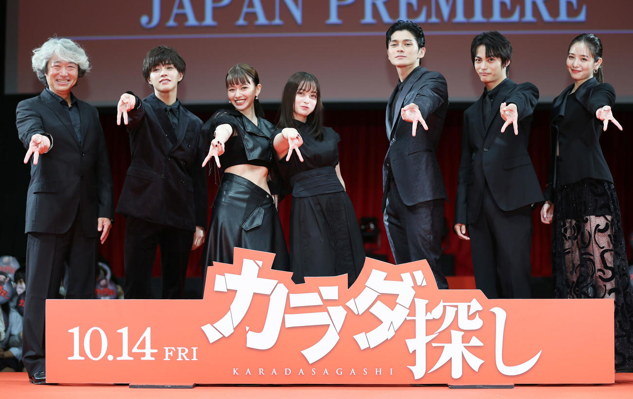 映画「カラダ探し」ジャパンプレミアに登壇し裏ピースして記念撮影する。左から羽住英一郎監督、醍醐虎汰朗、山本舞香、橋本環奈、眞栄田郷敦、神尾楓珠、横田真悠（撮影・宮地輝）