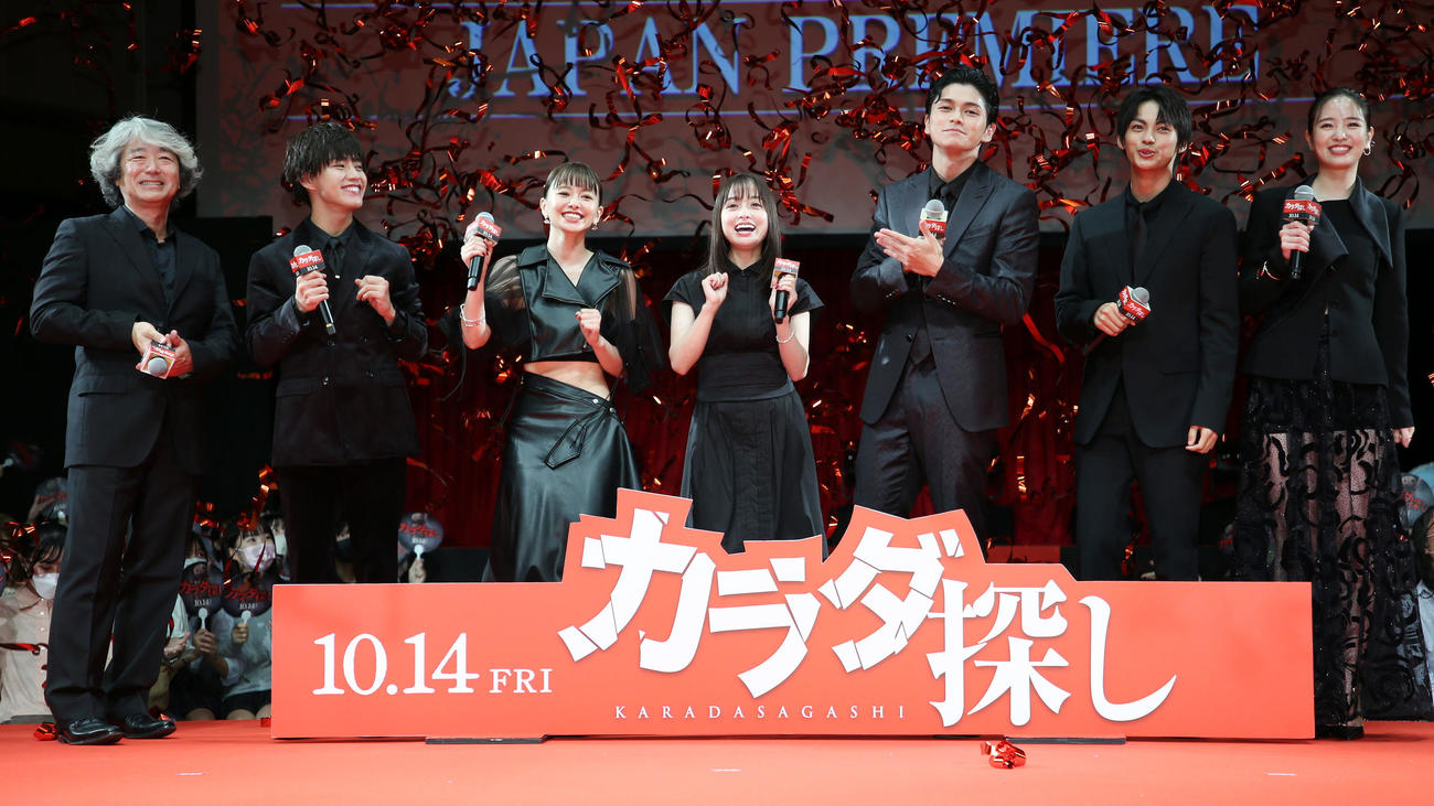 映画「カラダ探し」ジャパンプレミアに登壇する。左から羽住英一郎監督、醍醐虎汰朗、山本舞香、橋本環奈、眞栄田郷敦、神尾楓珠、横田真悠（撮影・宮地輝）
