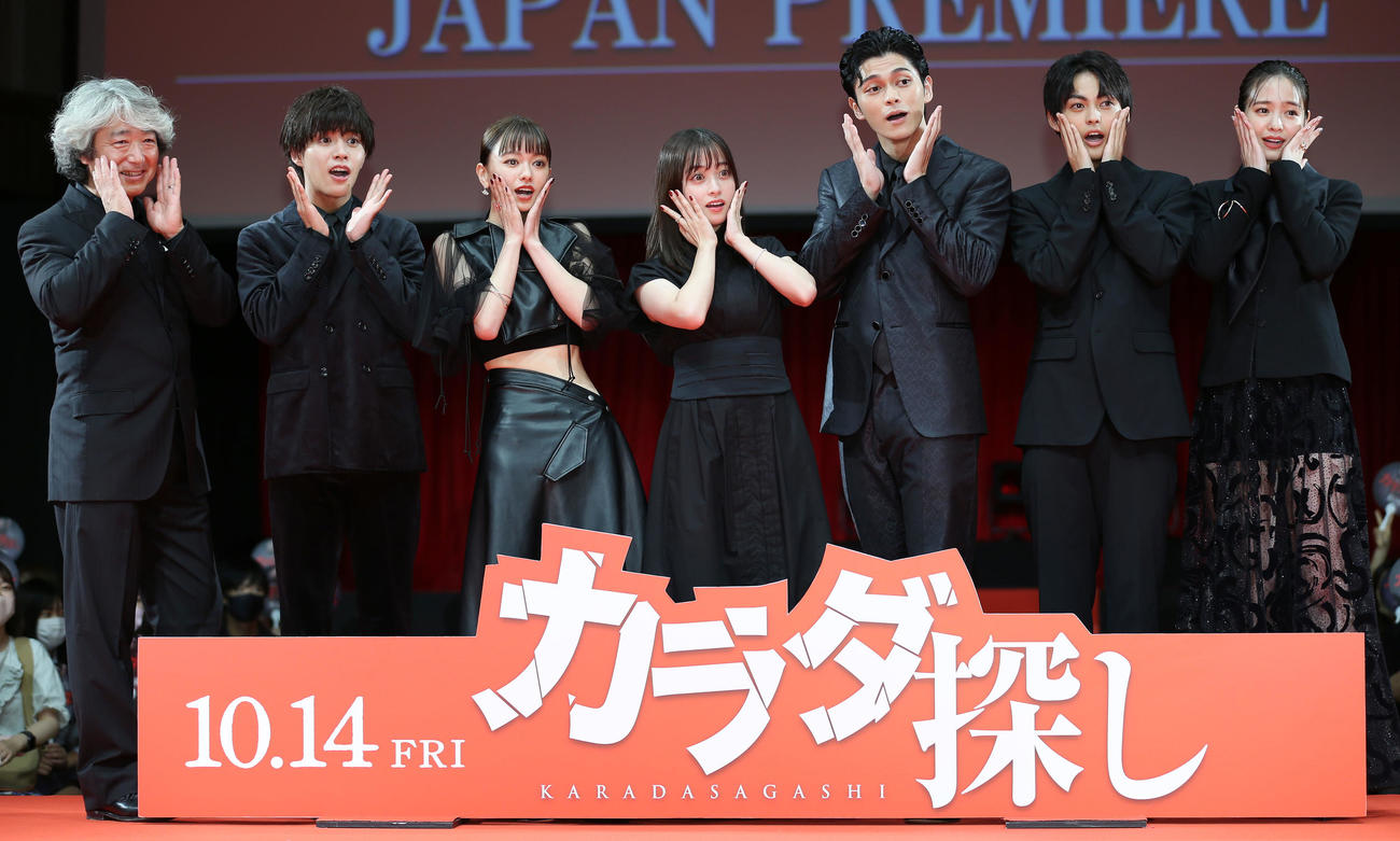 映画「カラダ探し」ジャパンプレミアに登壇しホラーポーズで記念撮影する。左から羽住英一郎監督、醍醐虎汰朗、山本舞香、橋本環奈、眞栄田郷敦、神尾楓珠、横田真悠（撮影・宮地輝）