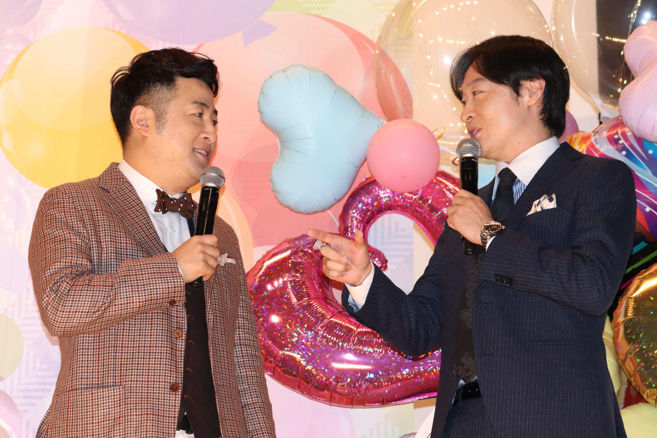 完成披露イベントであいさつを仕切り直そうとする、お笑いコンビ、和牛の水田信二、川西賢志郎（撮影・加藤理沙）