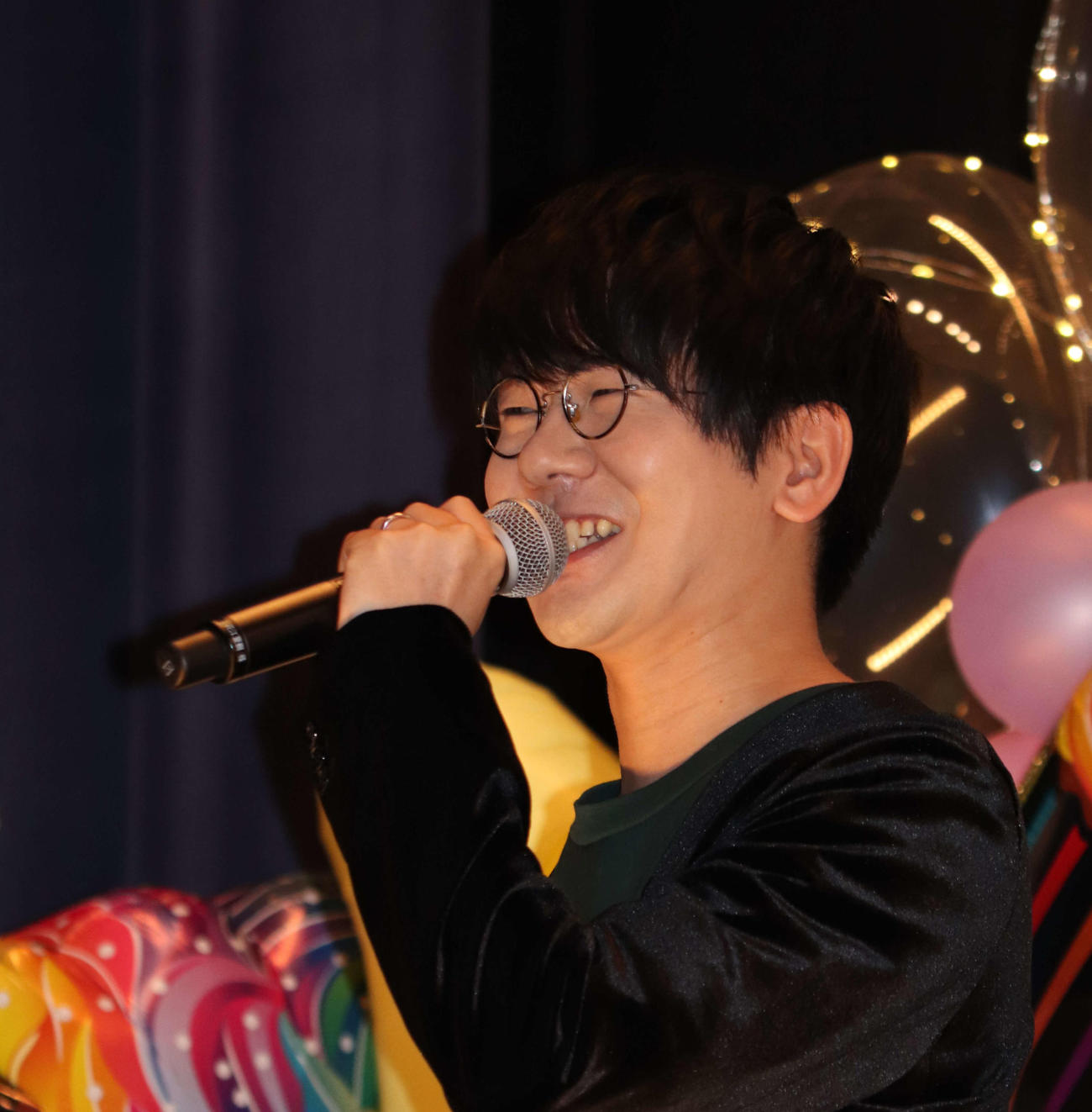 完成披露イベントであいさつする花江夏樹（撮影・加藤理沙）