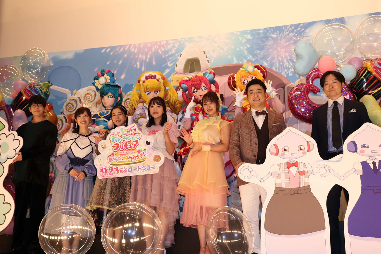 「映画デリシャスパーティ♡プリキュア夢見る♡お子さまランチ！」完成披露イベントに登壇した左から、花江夏樹、清水理沙、茅野愛衣、菱川花菜、井口裕香、お笑いコンビ、和牛の水田信二、川西賢志郎（撮影・加藤理沙）