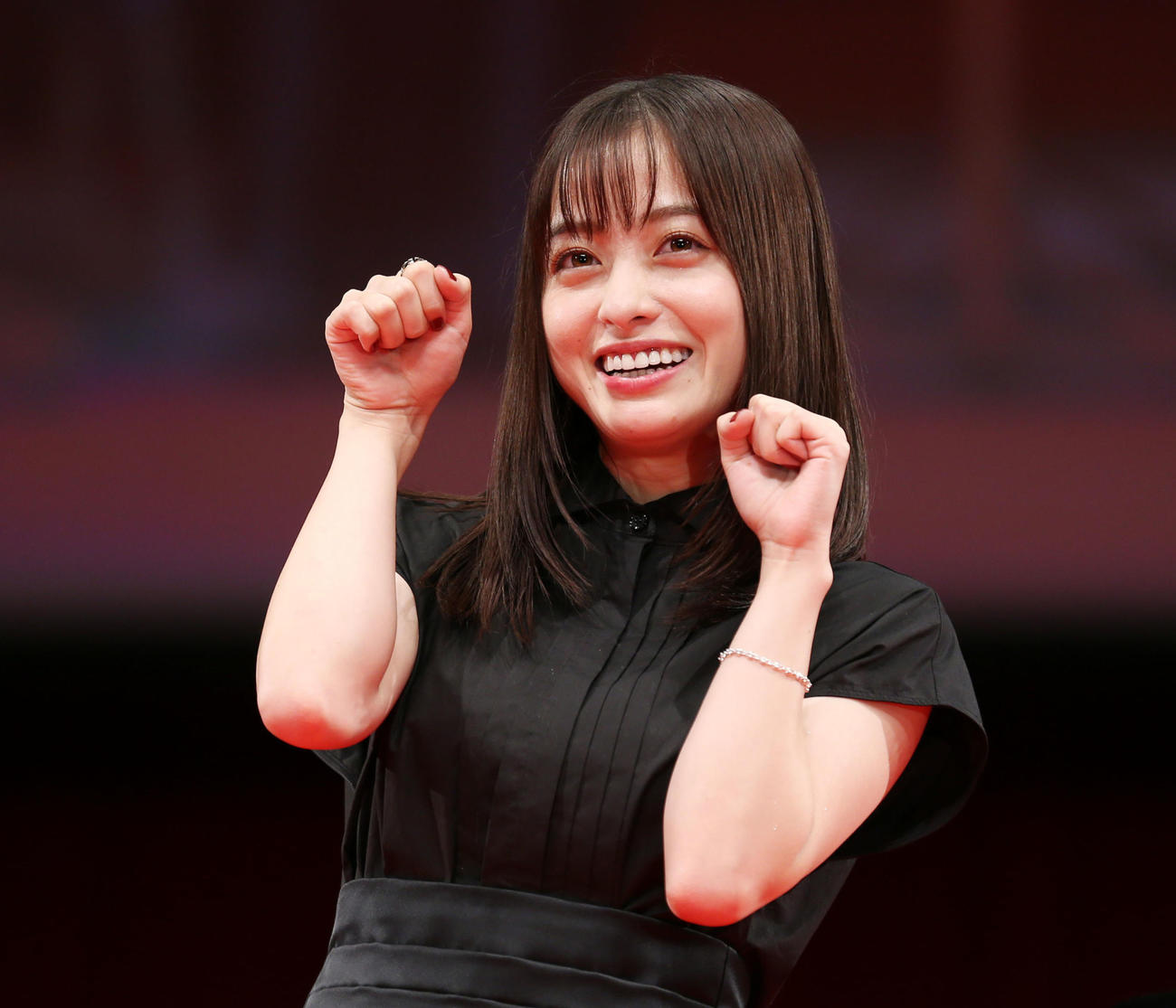 映画「カラダ探し」ジャパンプレミアでねこのポーズをする橋本環奈（撮影・宮地輝）