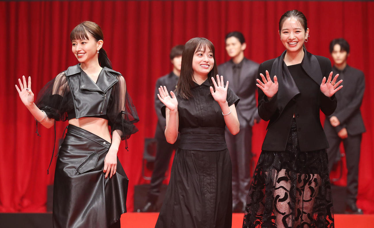 映画「カラダ探し」ジャパンプレミアに登壇しランウエーを歩く出演者たち。左から山本舞香、橋本環奈、横田真悠（撮影・宮地輝）