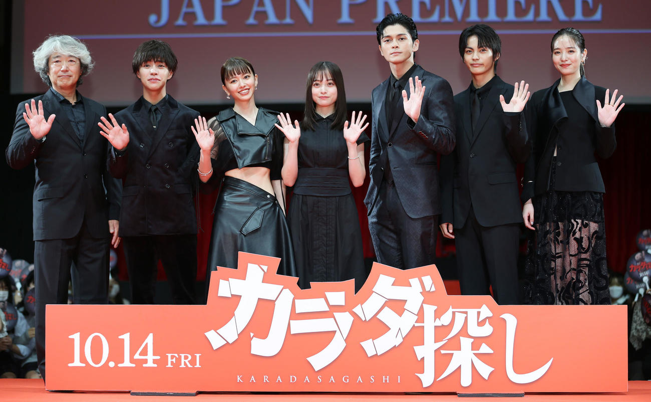 映画「カラダ探し」ジャパンプレミアの登壇者。左から羽住英一郎監督、醍醐虎汰朗、山本舞香、橋本環奈、眞栄田郷敦、神尾楓珠、横田真悠（撮影・宮地輝）
