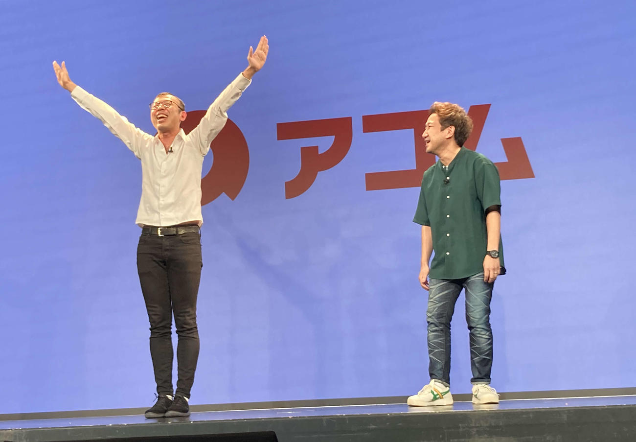 アコム新CM「影武者」編発表会でネタを披露するジョイマン
