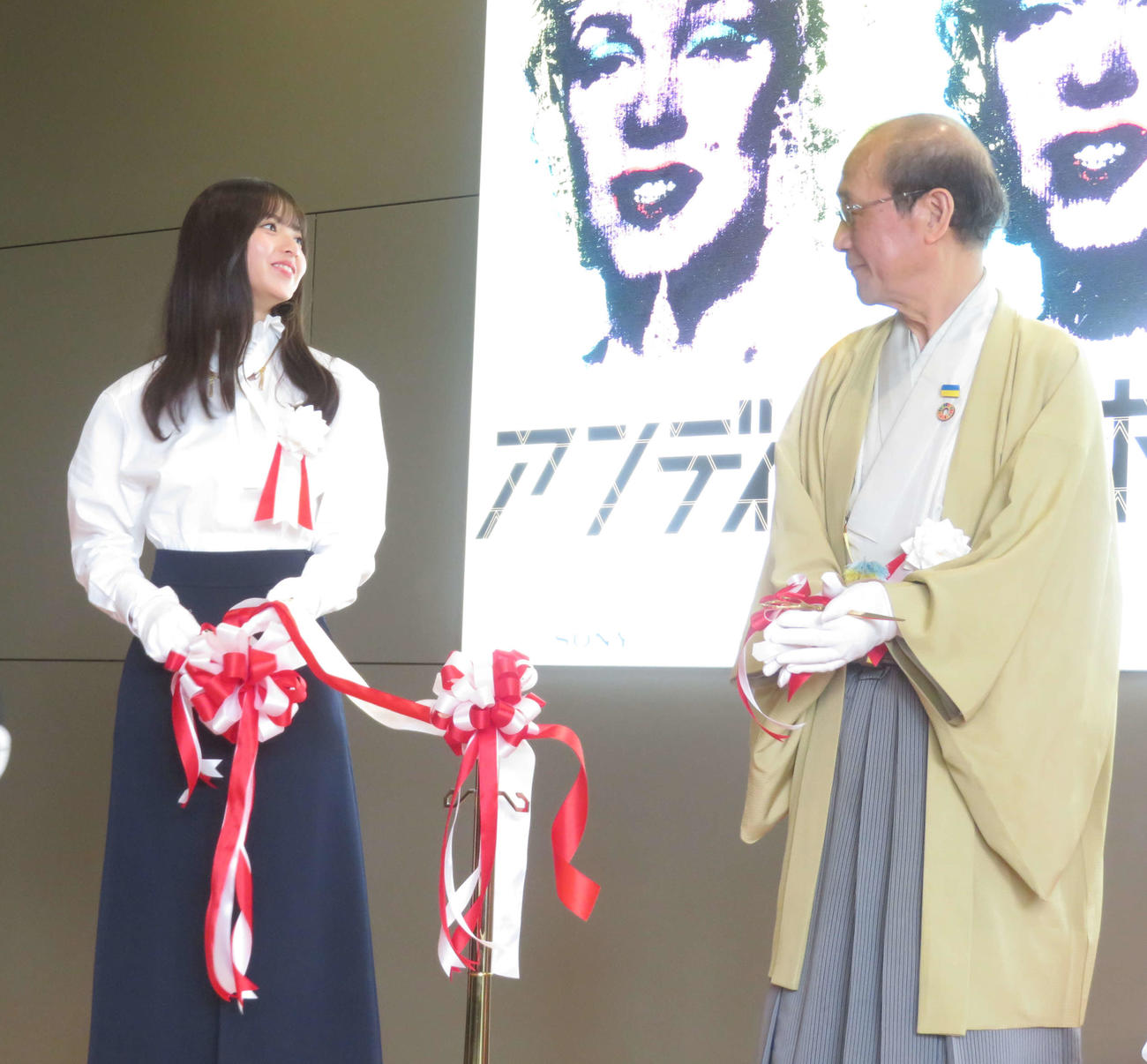 「アンディ・ウォーホル・キョウト」展の開会式に出席した乃木坂46齋藤飛鳥（左）。右は門川大作京都市長