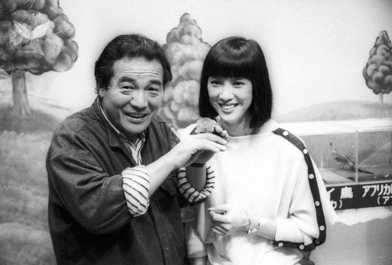 「なるぼどザ・ワールド」珍獣大集合で、司会の愛川欽也さん（左）と楠田枝里子（85年5月）