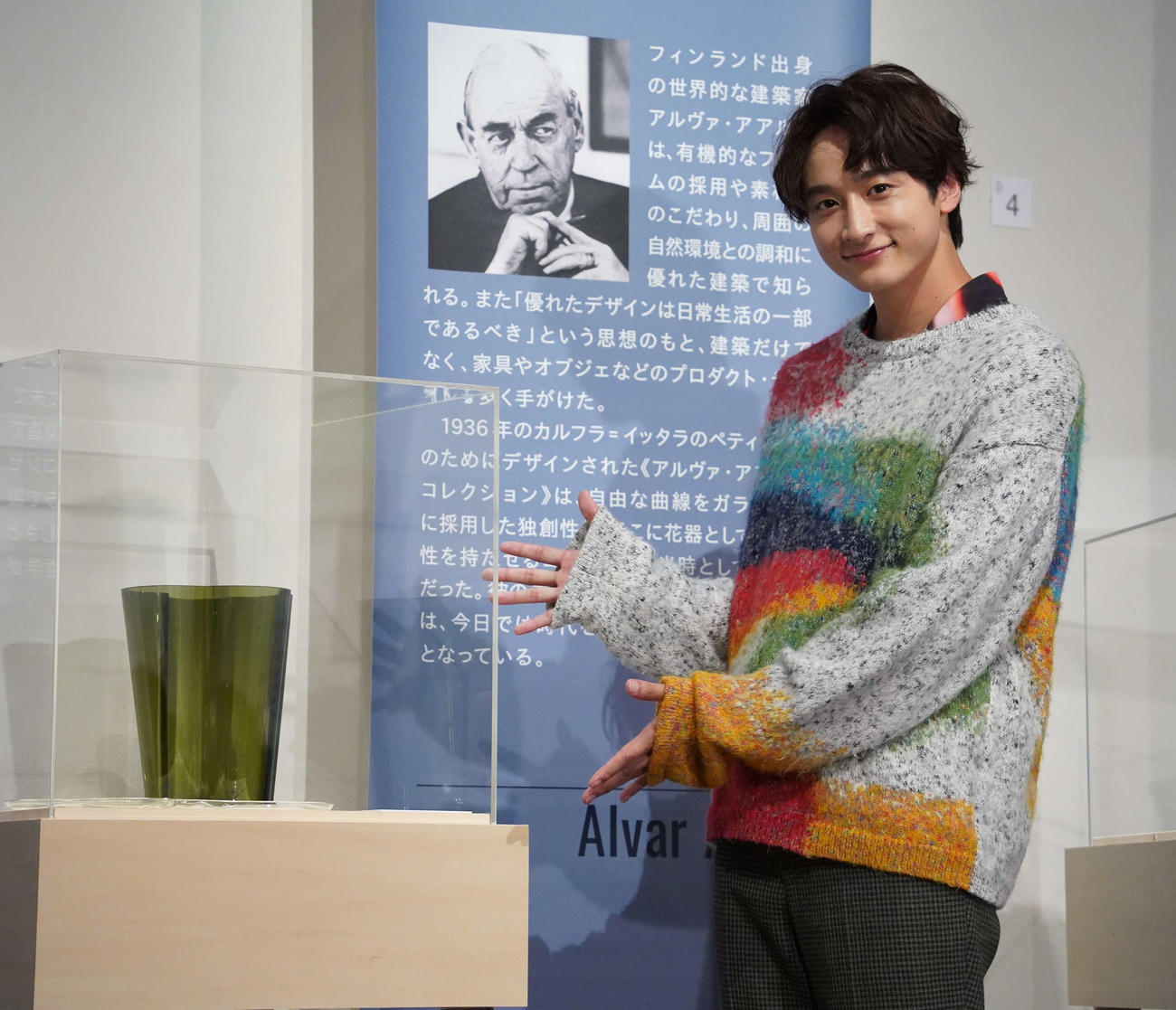 展覧会「イッタラ展　フィンランドガラスのきらめき」の取材会に出席した、小関裕太（撮影・佐藤勝亮）