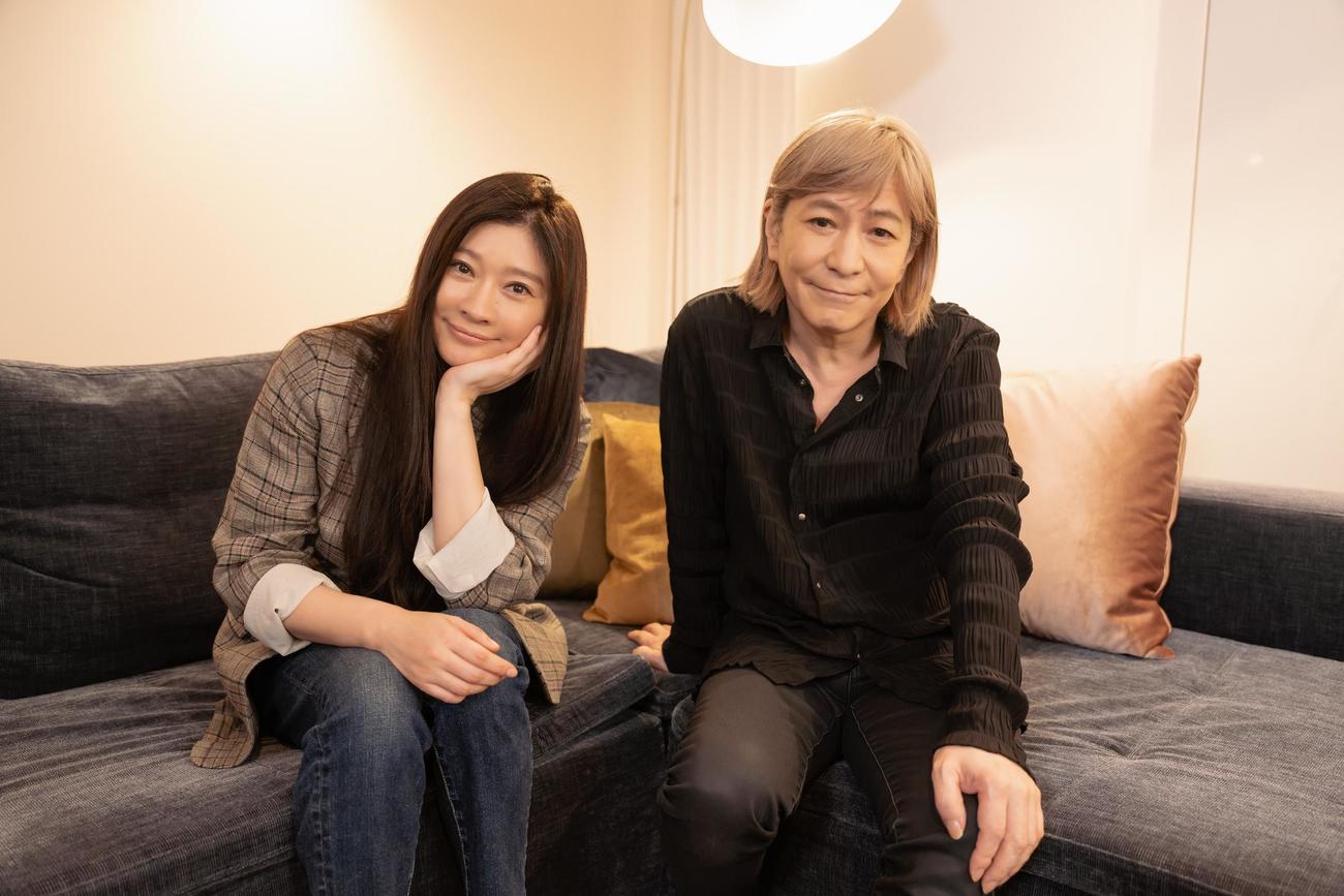 28年2カ月ぶりに「恋しさと　せつなさと　心強さと」をセルフカバーした篠原涼子（左）と小室哲哉