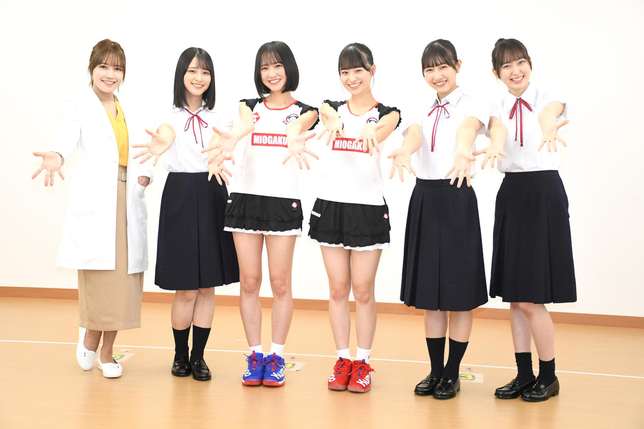 ABCのスペシャルドラマ「もしも、この気持ちを恋と呼ぶなら…。」に出演する、左から諸橋沙夏、佐々木舞香、野口衣織、冨田菜々風、蟹沢萌子、川中子奈月心（撮影・大友陽平）