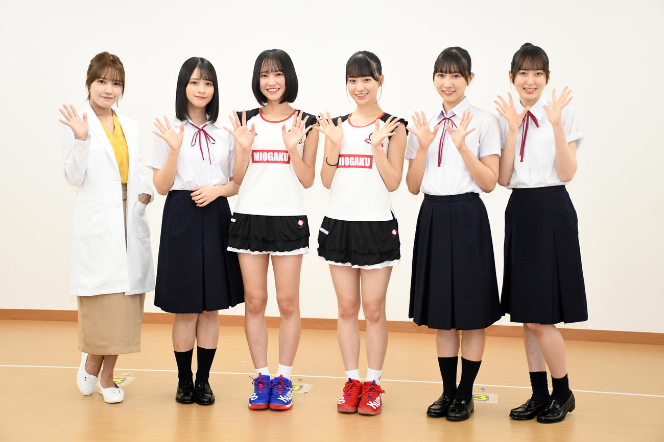 ABCのスペシャルドラマ「もしも、この気持ちを恋と呼ぶなら…。」に出演する、左から諸橋沙夏、佐々木舞香、野口衣織、冨田菜々風、蟹沢萌子、川中子奈月心（撮影・大友陽平）