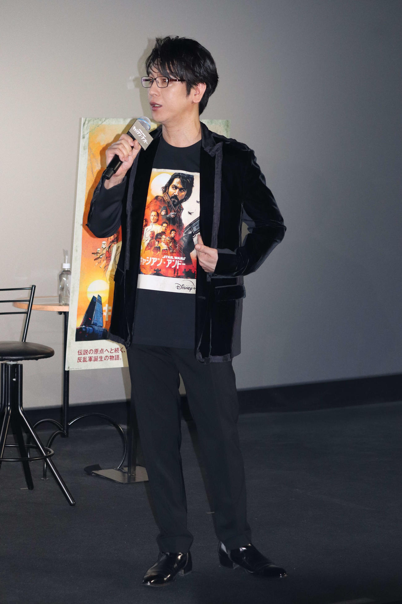 「キャシアン・アンドー」配信記念「ローグ・ワン／スター・ウォーズ・ストーリー」IMAX上映スペシャルトークイベントで、Tシャツを見せる及川光博（撮影・加藤理沙）