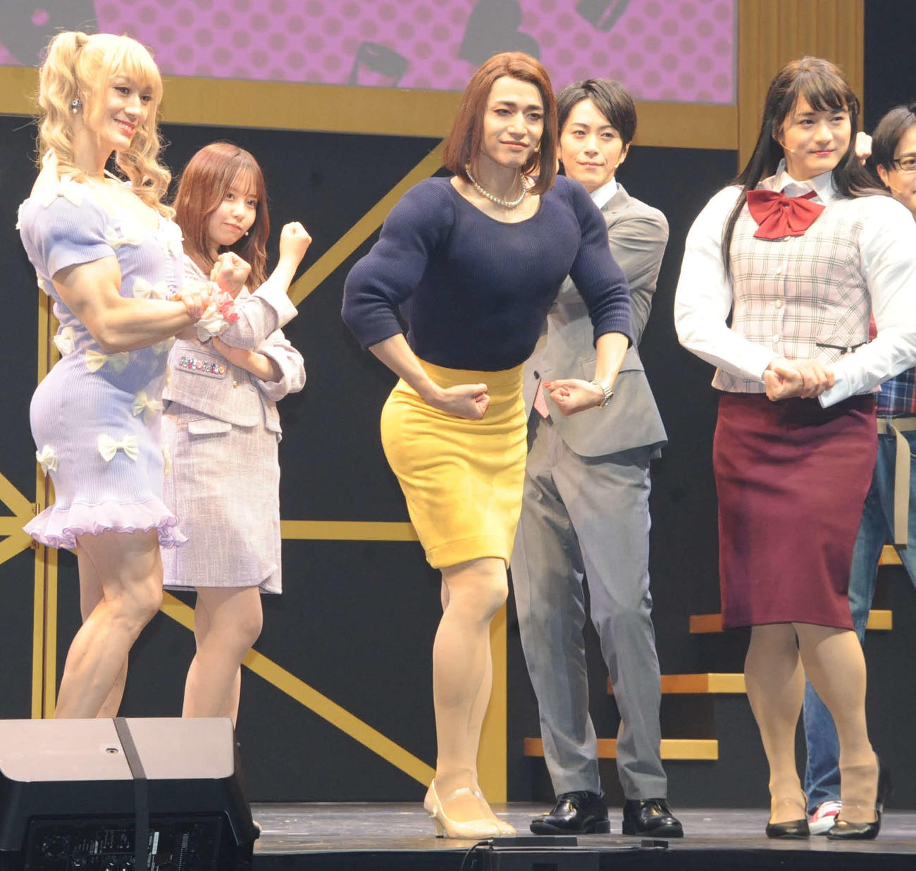 ミュージカル「女の友情と筋肉　THE MUSICAL」の初日公演前に取材に応じた、左から青柳塁斗、佐藤璃果、福田悠太、廣瀬智紀、冨岡健翔（撮影・松尾幸之介）