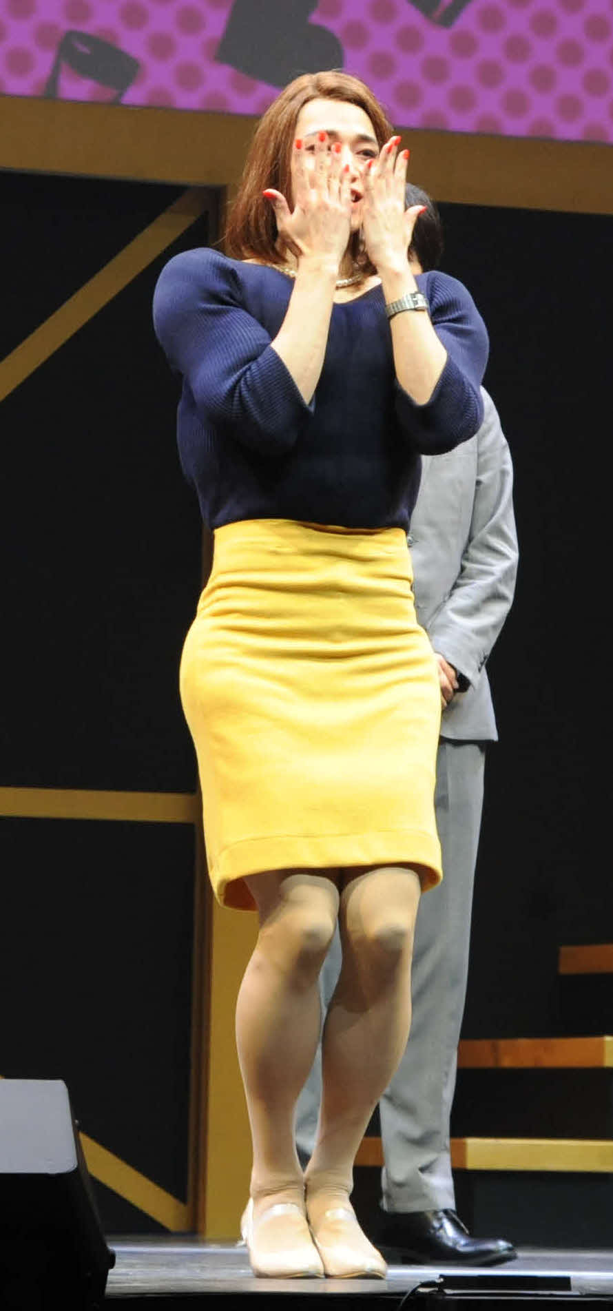 ミュージカル「女の友情と筋肉　THE MUSICAL」の初日公演前取材で、ネイルを披露する福田悠太（撮影・松尾幸之介）