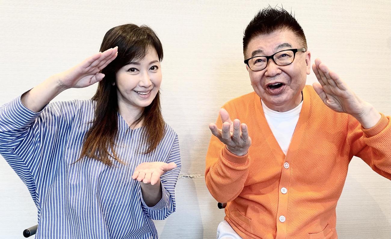 自身が呼びかけて女性演歌歌手で結成した「美魔女艶歌卓球部」にかけて、卓球のサーブのポーズを取る伍代夏子（左）と生島ヒロシ