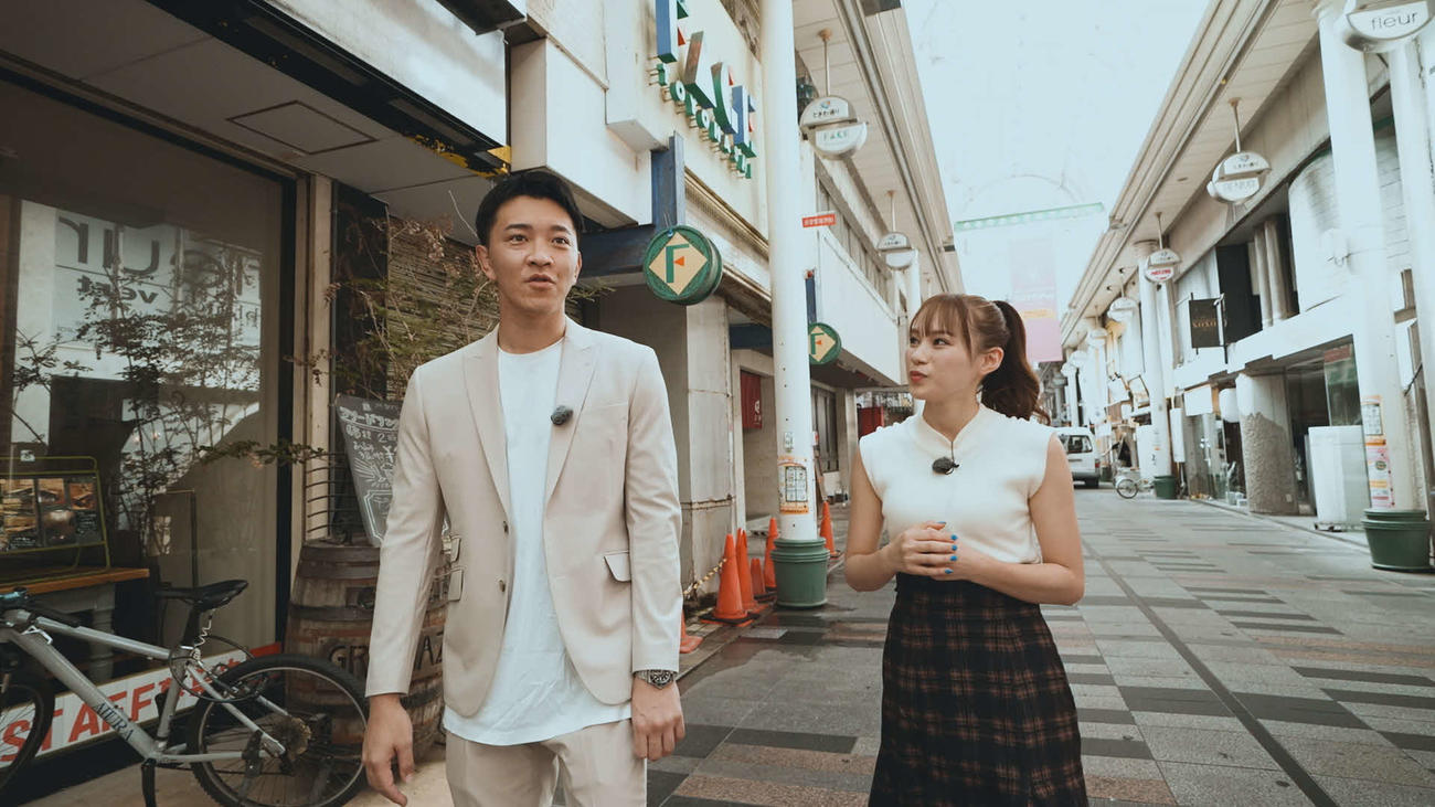 テレ玉で放送の「RIZIN Fighters History～朝倉未来の軌跡～」の1シーン。宮島翔マネジャーと加奈(C)テレ玉
