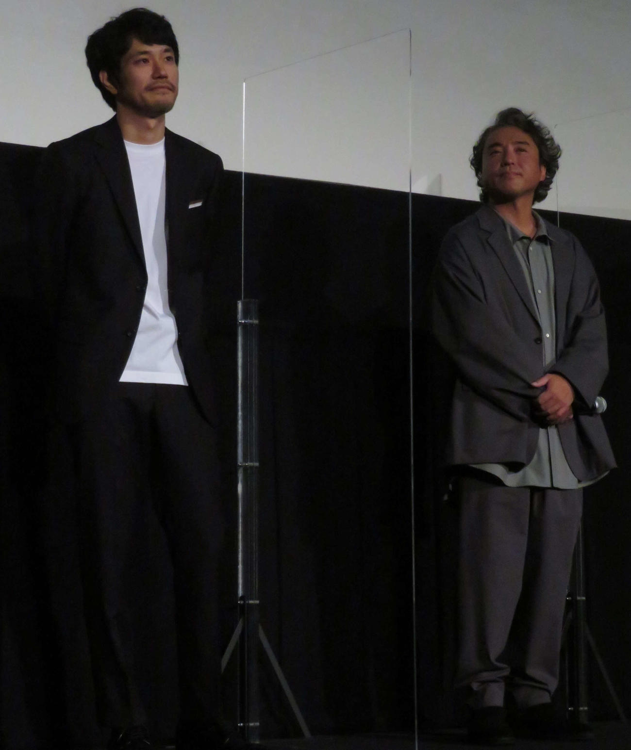 映画「川っぺりムコリッタ」公開記念舞台あいさつに登壇した松山ケンイチ（左）とムロツヨシ（撮影・村上幸将）