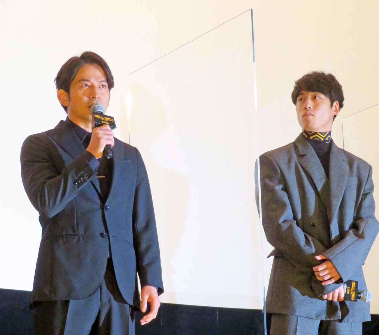 映画「ヘルドッグス」公開記念舞台あいさつに登壇した岡田准一（左）と坂口健太郎（撮影・村上幸将）