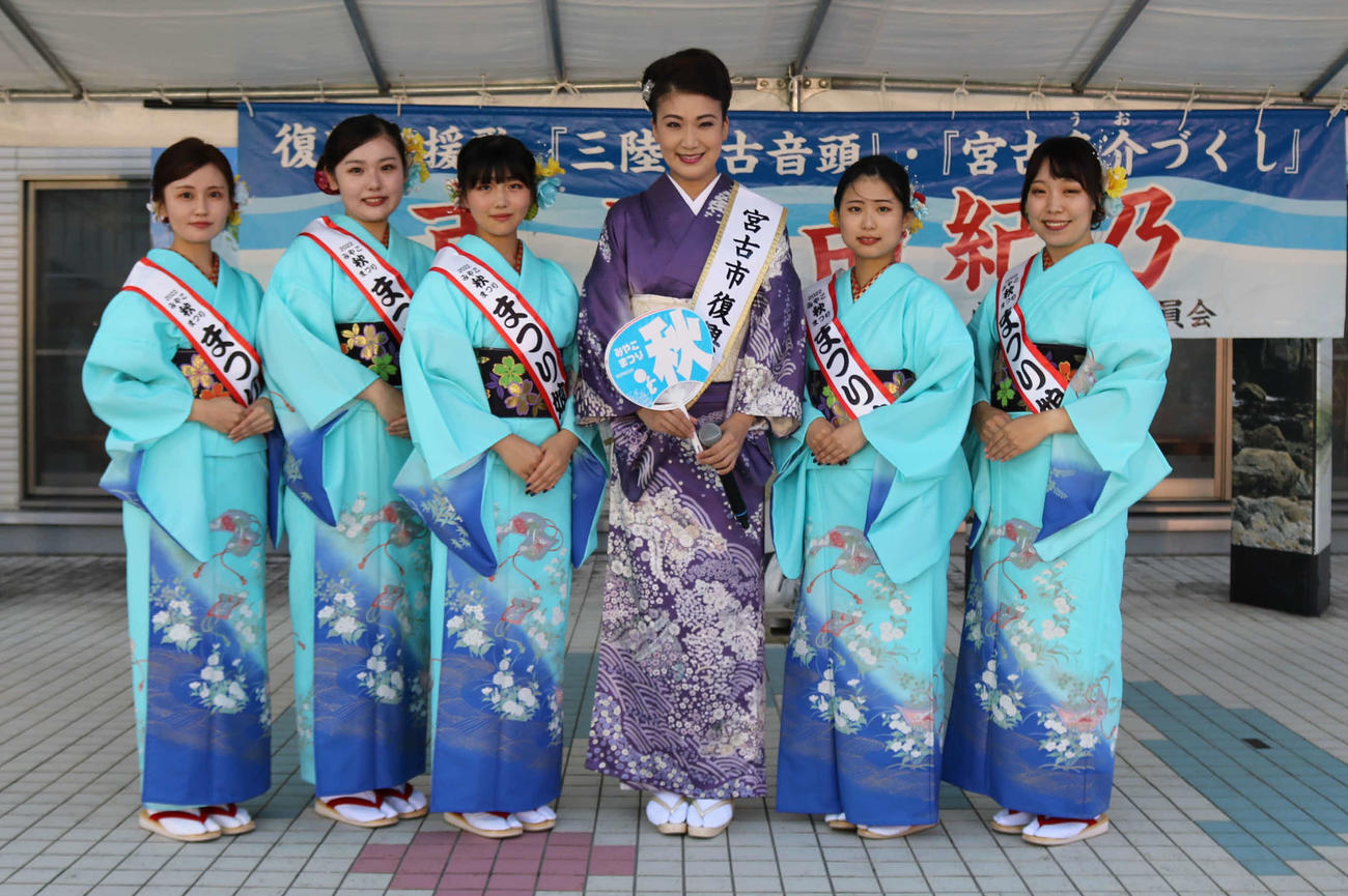 「みやこ秋まつり」参加し、まつり娘たちと写真に納まる市川由紀乃