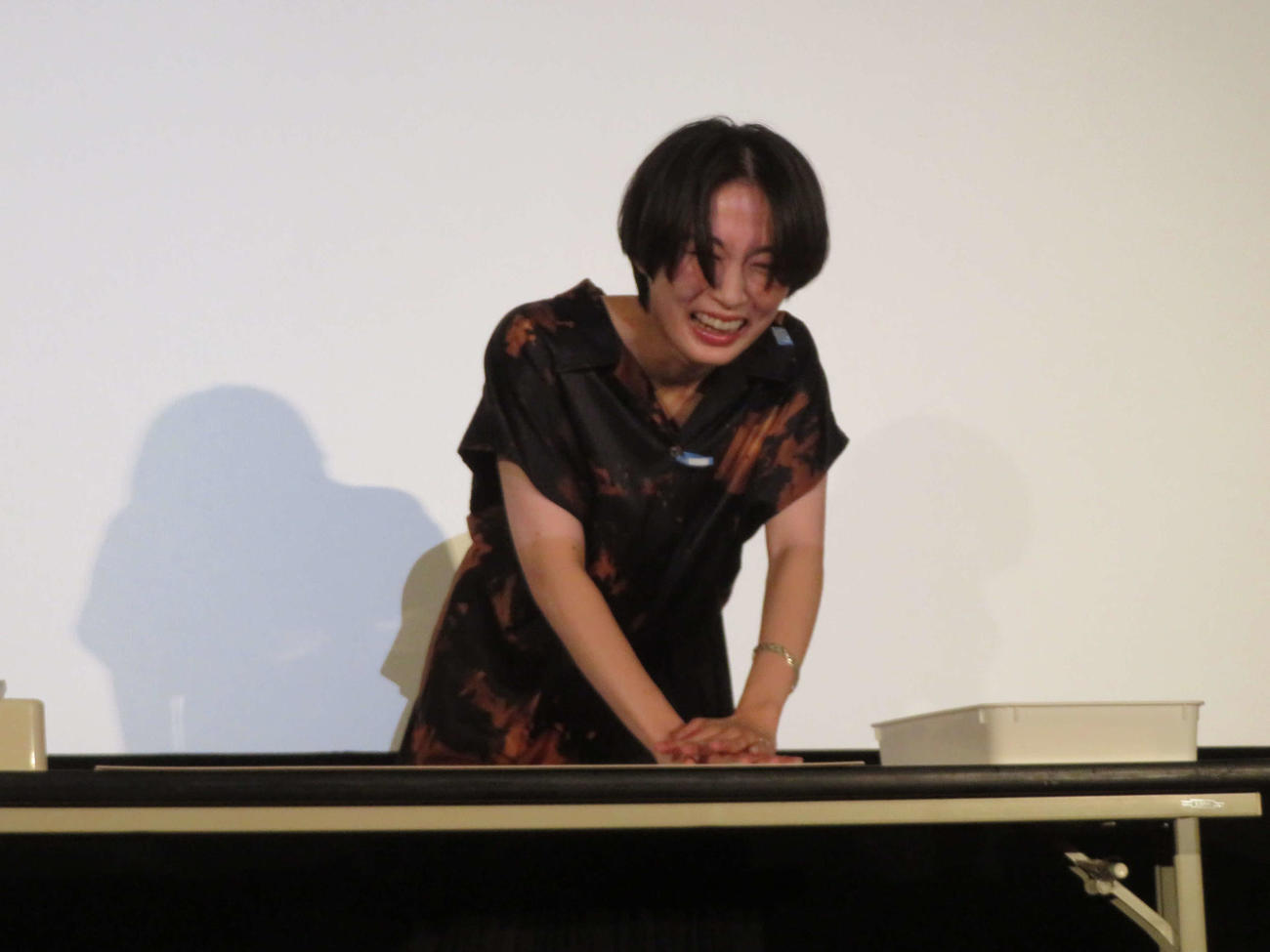 「日活ロマンポルノ」50周年記念プロジェクト「手」公開記念舞台あいさつの檀上で手形を取る福永朱梨（撮影・村上幸将）