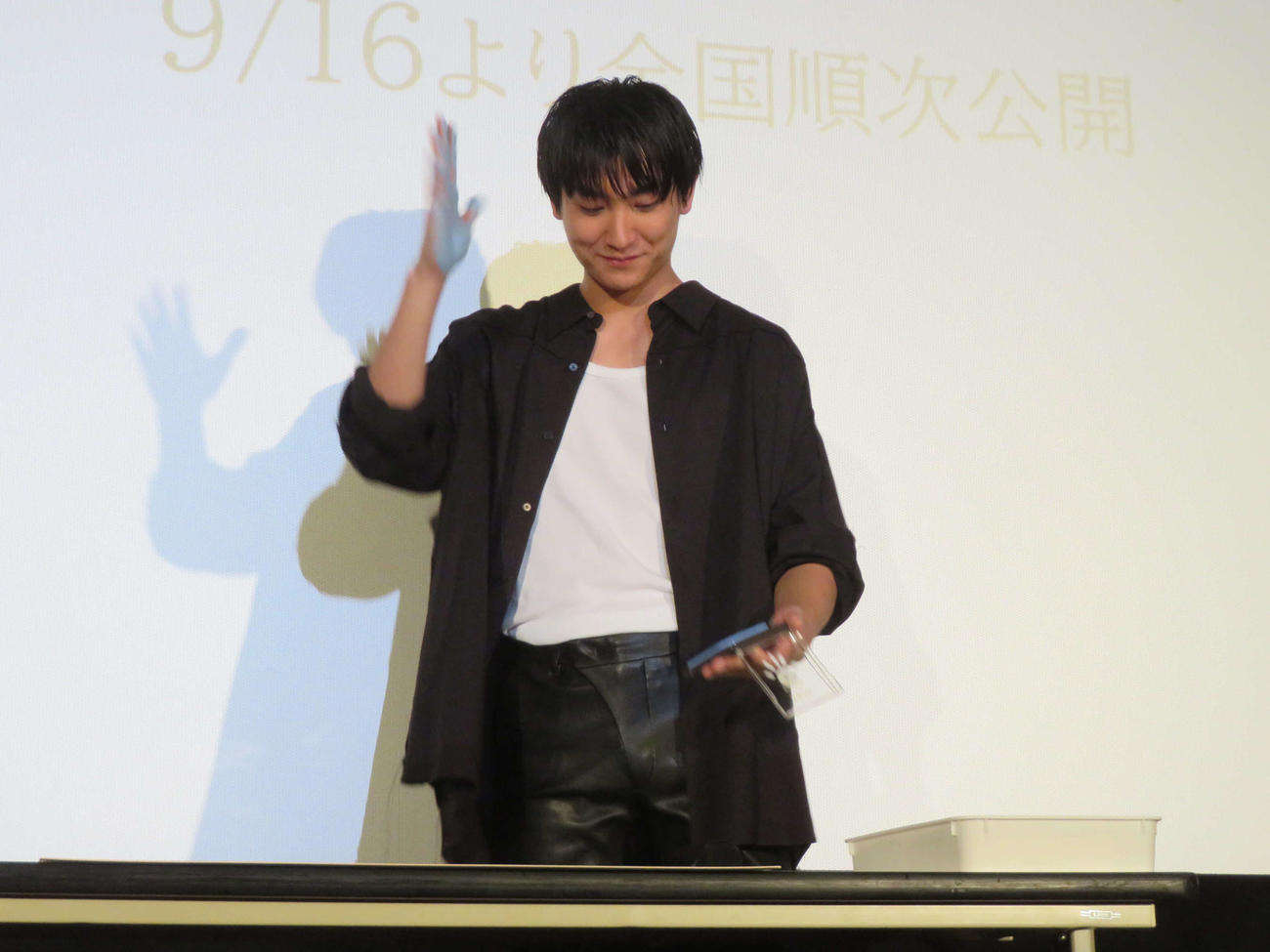 「日活ロマンポルノ」50周年記念プロジェクト「手」公開記念舞台あいさつで、檀上で手形を取った金子大地（撮影・村上幸将）