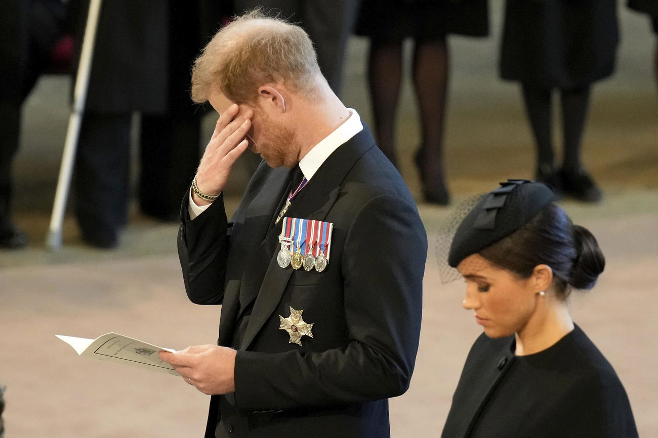 エリザベス英女王のひつぎが安置された英議会議事堂のウェストミンスターホールを弔問したヘンリー王子とメーガン妃（AP）