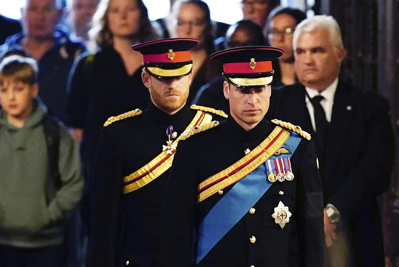 軍服姿で礼拝の儀式に臨んだウィリアム皇太子（中央右）とヘンリー王子（同左）（AP）