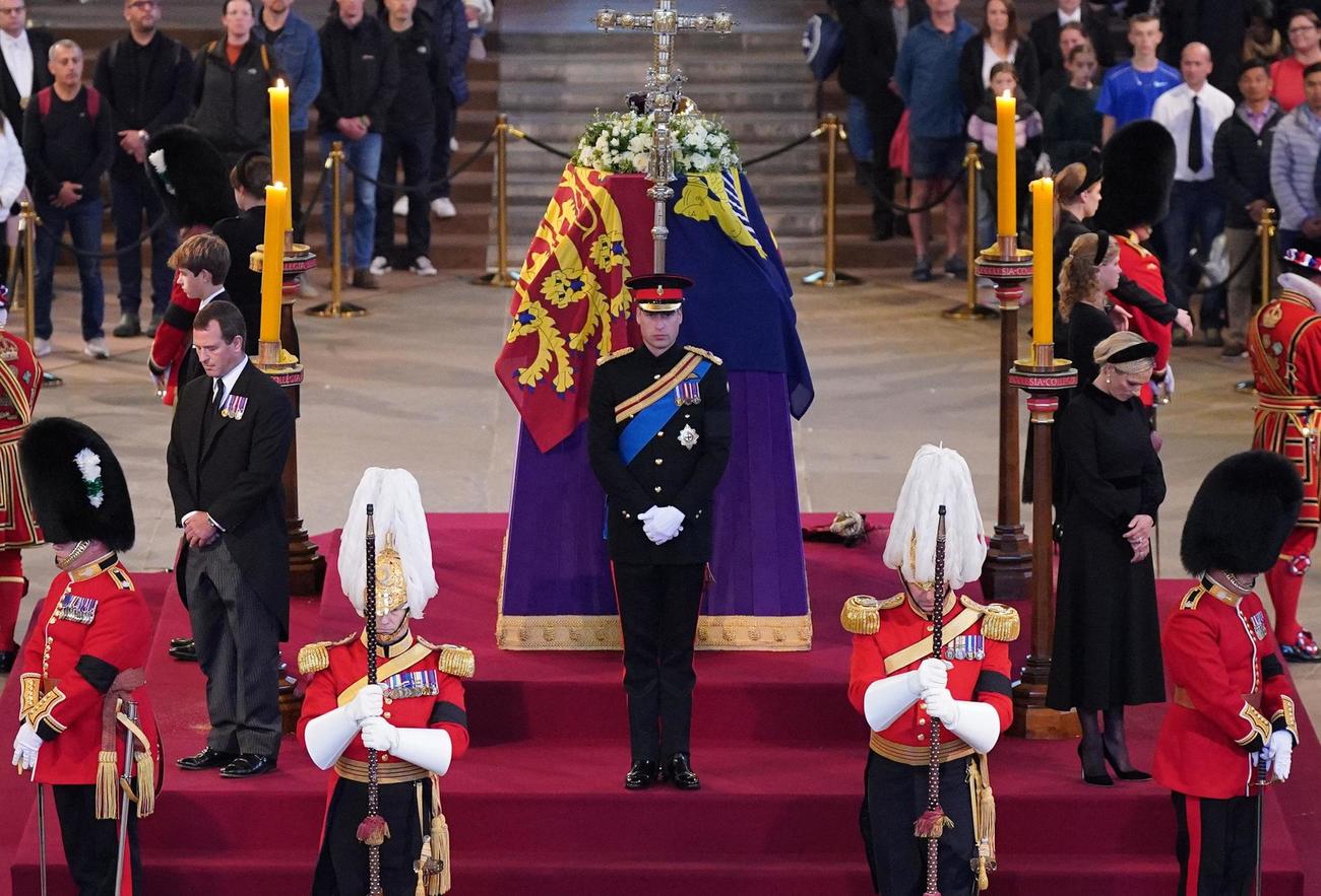 17日、英議会議事堂のホールでエリザベス女王のひつぎを守るウィリアム皇太子（中央）ら（ゲッティ＝共同）