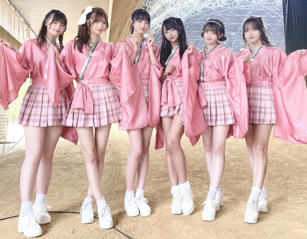 トゥラブの“6人目のメンバー”として活動したゆら（左端）