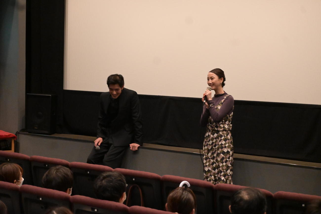 松井玲奈（右）にトーク中に舞台に腰掛け、場を和ませた中島歩（撮影・松浦隆司）