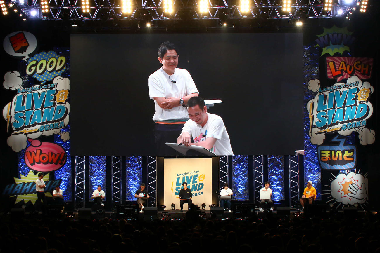 「LIVE STAND 22－23 OSAKA」出演した千鳥。モニター左からノブ、大悟（提供）