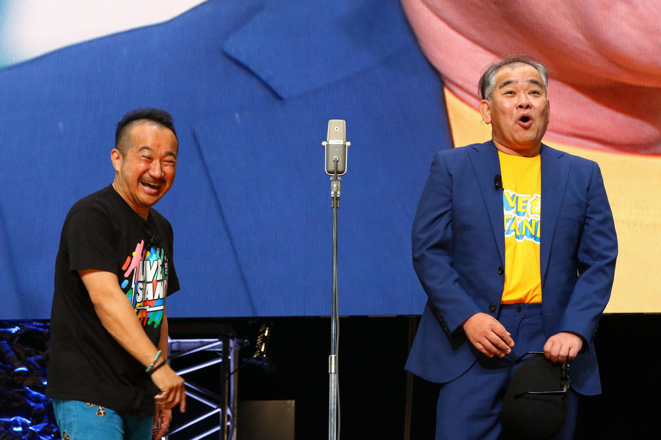 「LIVE STAND 22－23 OSAKA」出演し、トレードマークのハンチングとめがねを外す、矢野・兵動の兵動大樹（右）と矢野勝也（提供写真）