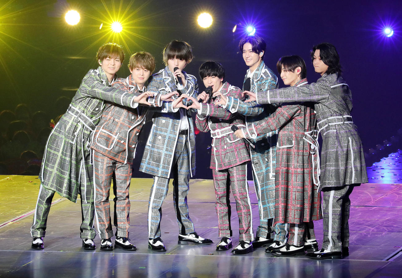 楽曲を披露するHey！Say！JUMP。左から薮宏太、有岡大貴、伊野尾慧、知念侑李、中島裕翔、山田涼介、高木雄也（撮影・鈴木正人）