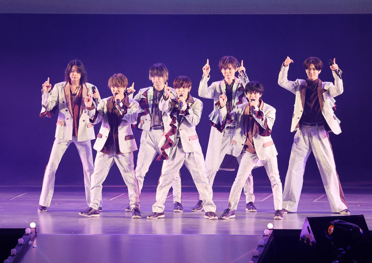 楽曲を披露するHey！Say！JUMP。左から知念侑李、山田涼介、薮宏太、中島裕翔、有岡大貴、高木雄也、伊野尾慧（撮影・鈴木正人）