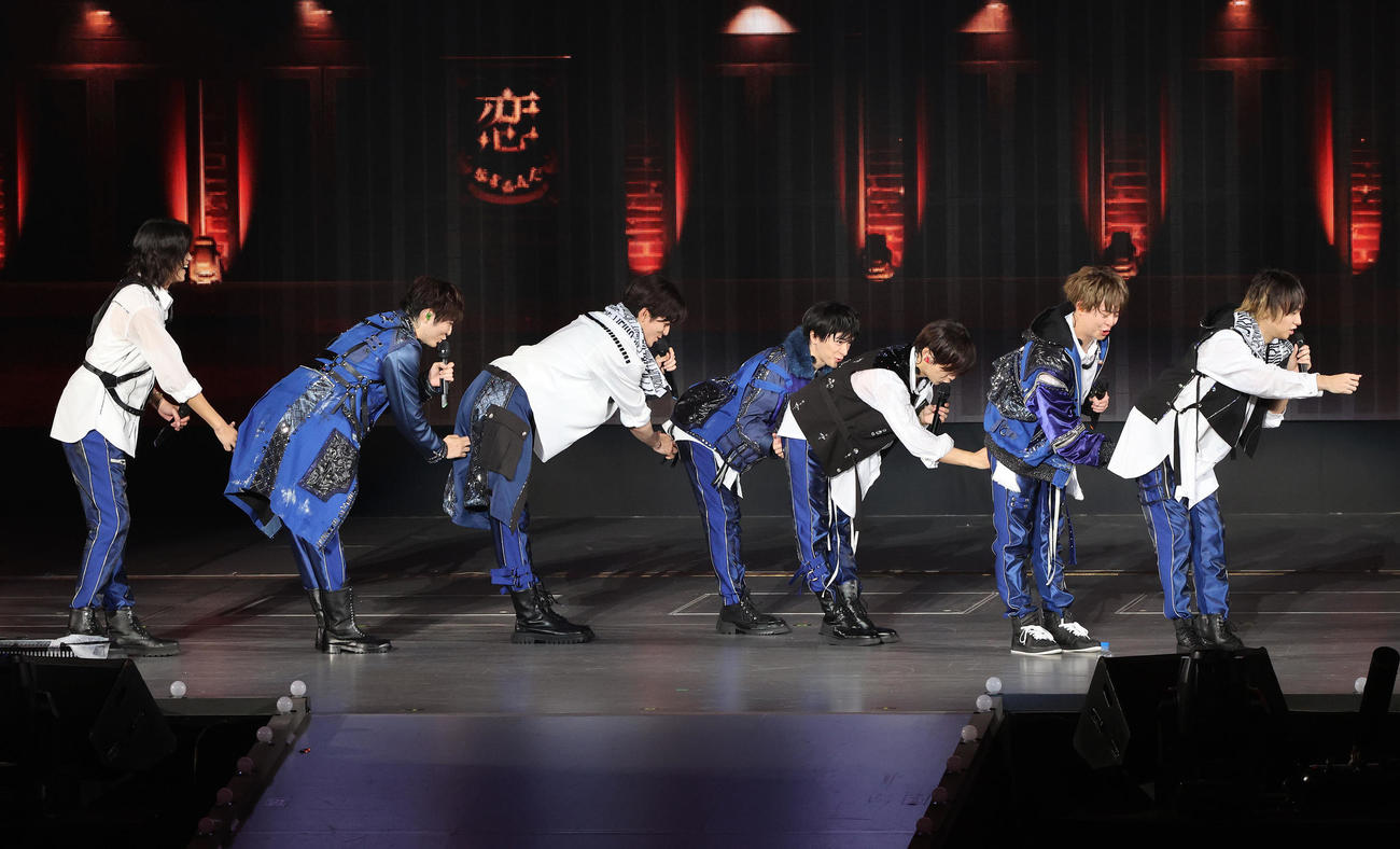 MC中、カンチョーしあうHey！Say！JUMP。左から高木雄也、薮宏太、中島裕翔、知念侑李、山田涼介、有岡大貴、伊野尾慧（撮影・鈴木正人）