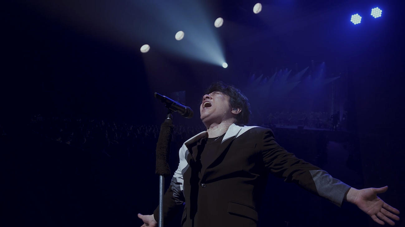 ブルーレイ＆CD「ASKA premium concert tour－higher ground－アンコール公演2022」で圧巻のパフォーマンスを見せるASKA