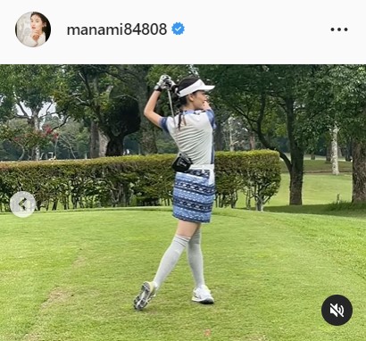 豪快なスイングを披露する橋本マナミ