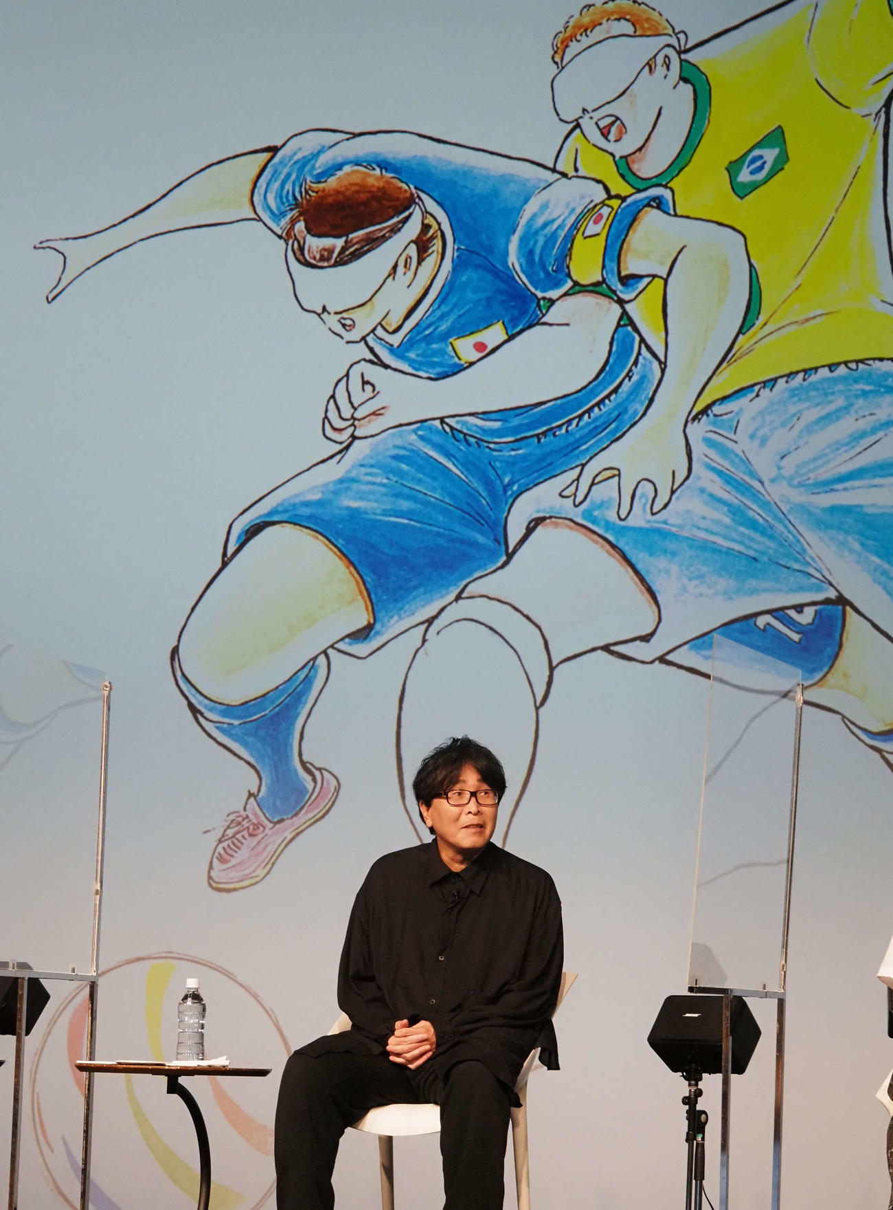 自身が描いたブラインドサッカーのイラストを前にトークする高橋陽一氏（撮影・遠藤尚子）