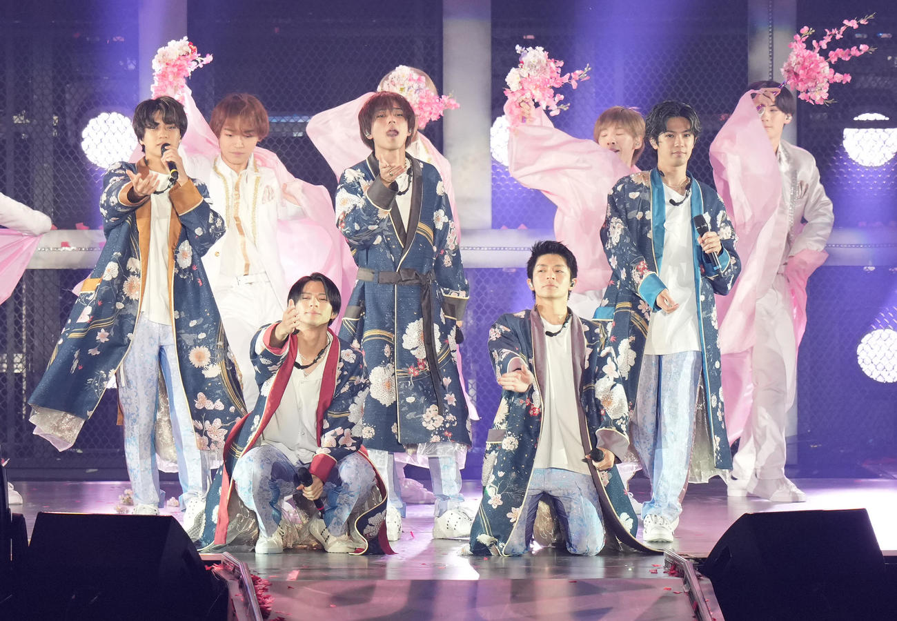 パフォーマンスするKing＆Prince。左から高橋海人、平野紫耀、永瀬廉、岸優太、神宮寺勇太（撮影・鈴木みどり）