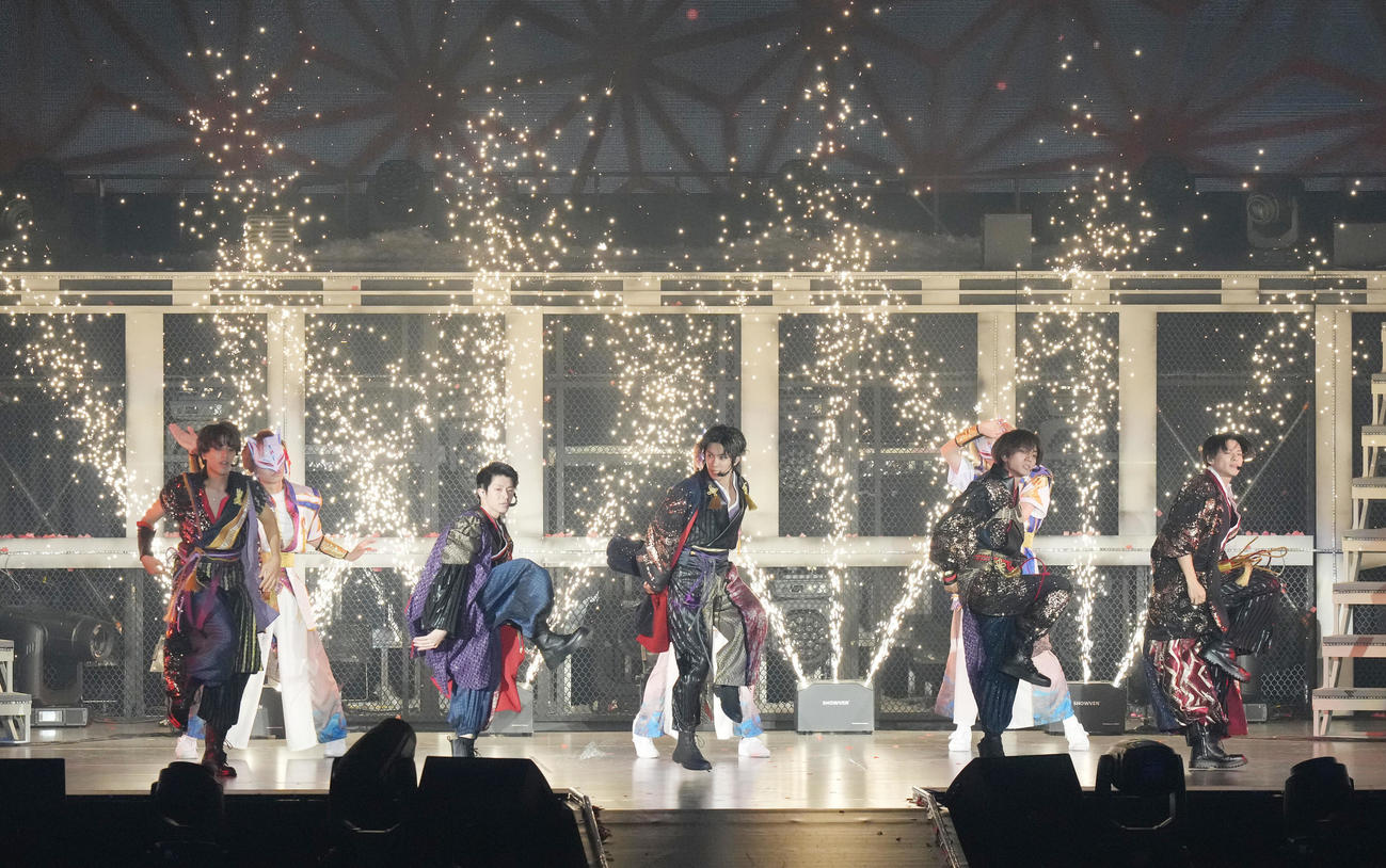 パフォーマンスするKing＆Prince。左から高橋海人、岸優太、神宮寺勇太、永瀬廉、平野紫耀（撮影・鈴木みどり）