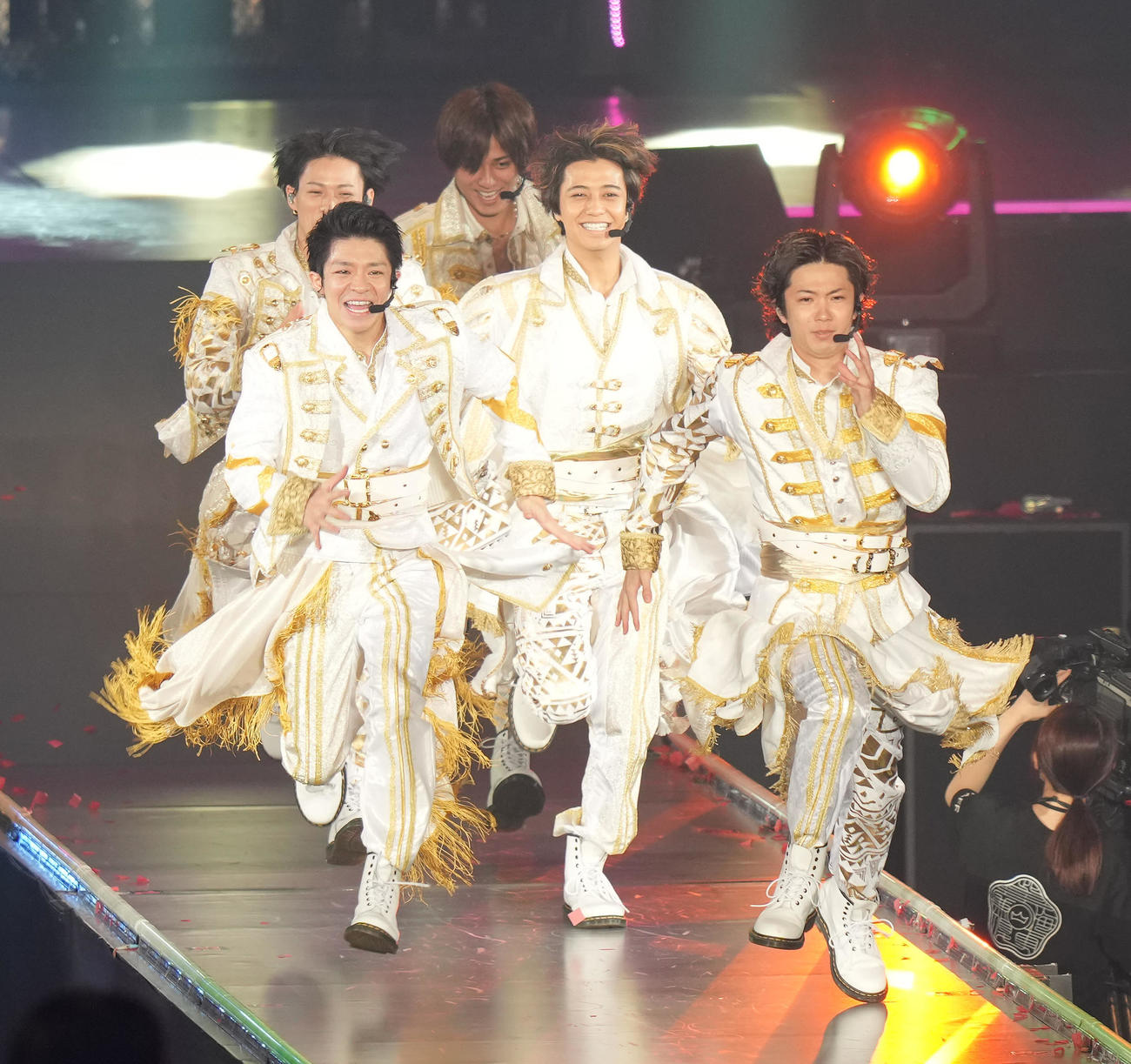 障害物レースのためダッシュするKing＆Prince。左から平野紫耀、岸優太、永瀬廉、高橋海人、神宮寺勇太（撮影・鈴木みどり）