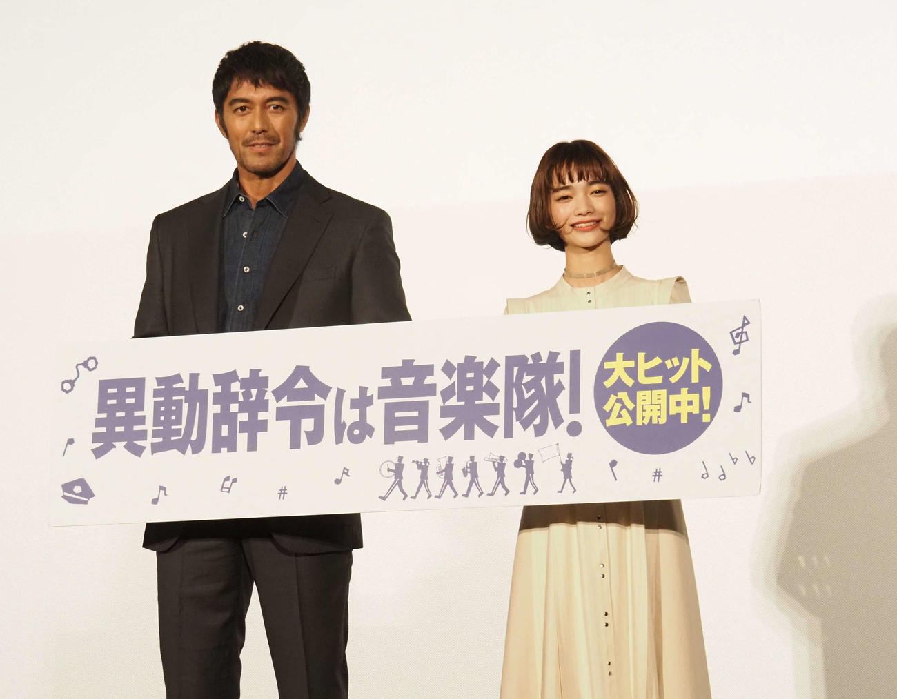映画「異動辞令は音楽隊！」トークイベントに出席した阿部寛（左）と見上愛（撮影・遠藤尚子）